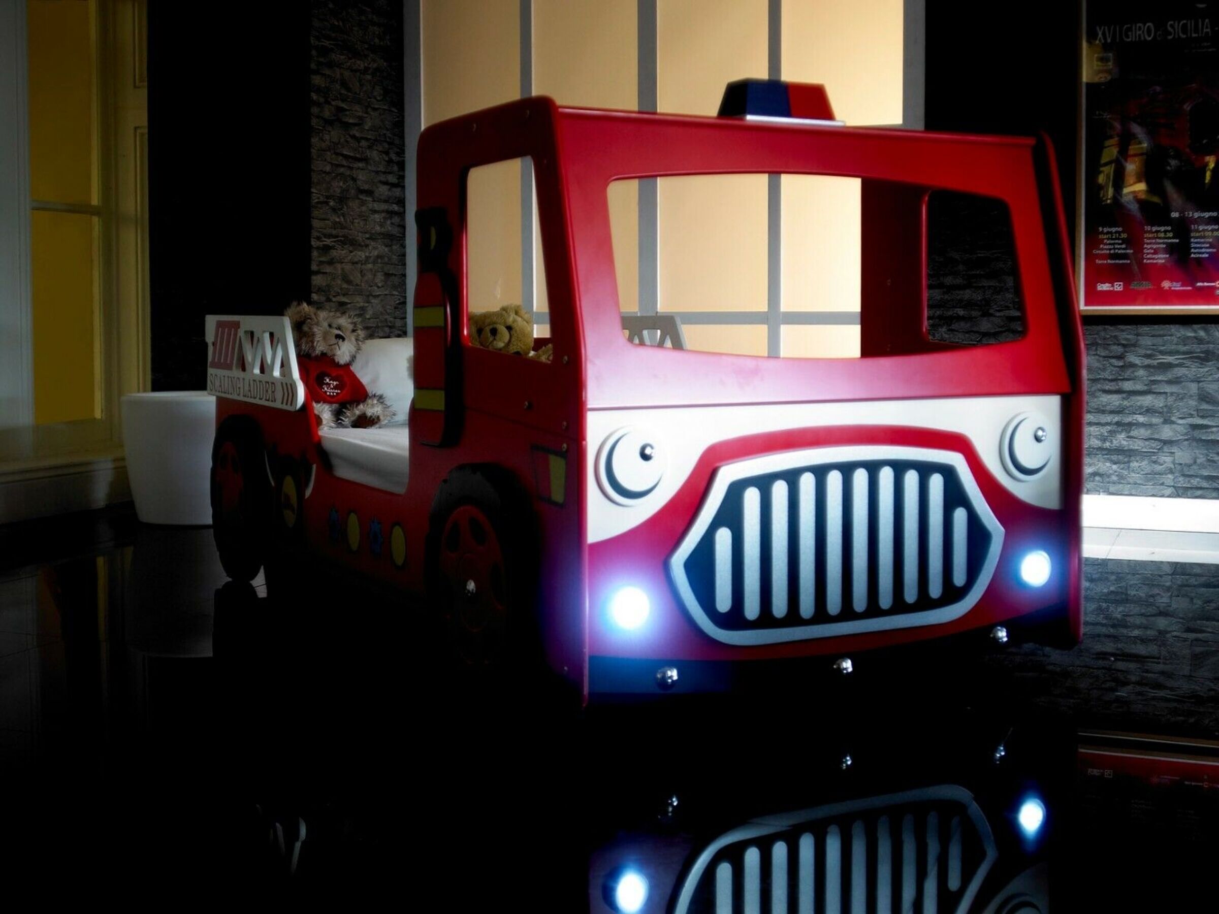 Brannbilseng med LED Lys 90x200 - Rød